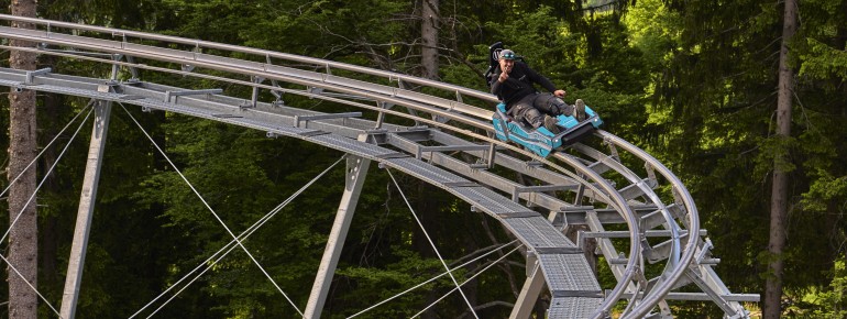Dank energieeffizientem Antrieb und naturnaher Bauweise fügt sich die Bahn umweltschonend in die Landschaft ein.