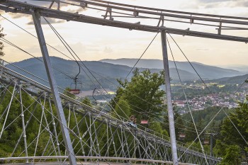 Aus der Bahn öffnet sich ein weiter Blick über Wälder, Gipfel und das Tal von Bodenmais.