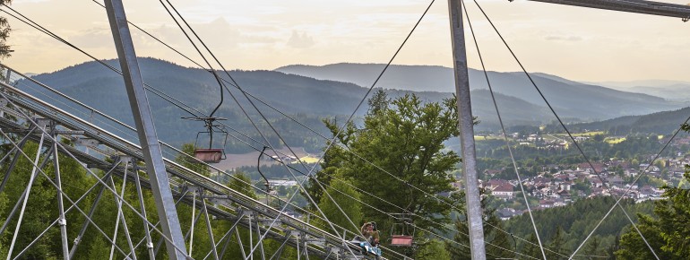 Aus der Bahn öffnet sich ein weiter Blick über Wälder, Gipfel und das Tal von Bodenmais.