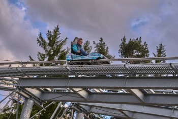 Rasant, leise und kurvenreich: Der neue Silberberg Coaster schlängelt sich mit bis zu 40 km/h durch die Baumkronen.