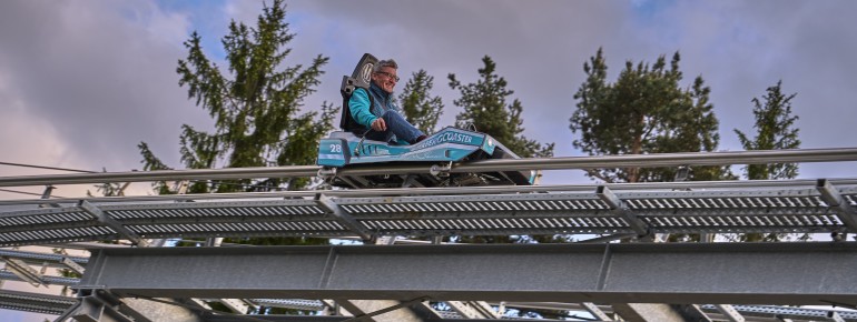 Rasant, leise und kurvenreich: Der neue Silberberg Coaster schlängelt sich mit bis zu 40 km/h durch die Baumkronen.