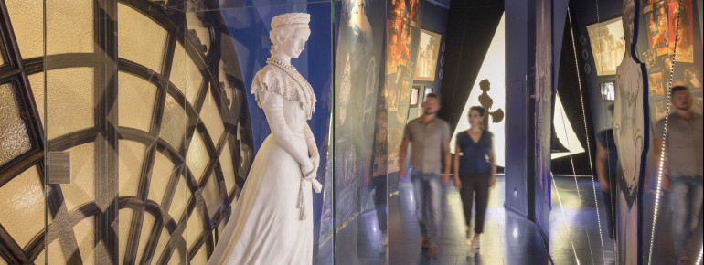 Die Statue aus Biskuitporzellan von Hermann Klotz zeigt die Kaiserin Elisabeth in schreitender Haltung.