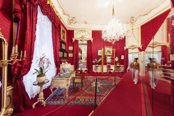 Das Turn- und Toilettenzimmer der Kaiserin zeigt ihre zahlreichen Turngeräte, mit denen sie sich fit hielt.