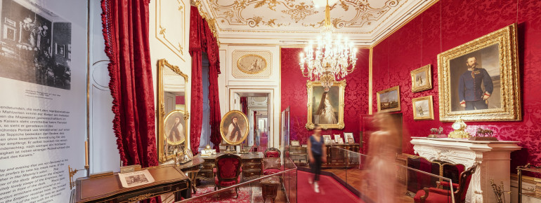Im Arbeitszimmer von Kaiser Franz Joseph kannst du zwei seiner Lieblingsgemälde von Sisi entdecken.