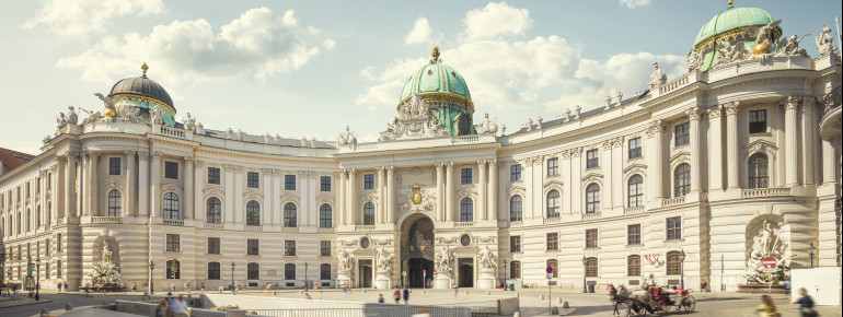 Hier hast du vom Michaelerplatz einen Blick auf die Hofburg, deren Geschichte bis in das 13. Jahrhundert zurückreicht.