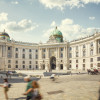 Hier hast du vom Michaelerplatz einen Blick auf die Hofburg, deren Geschichte bis in das 13. Jahrhundert zurückreicht.