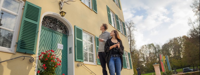 Im Sisi-Schloss Unterwittelsbach werden Führungen angeboten, die spannende Einblicke in die Jugend der Kaiserin Elisabeth und die Geschichte des Schlosses geben.