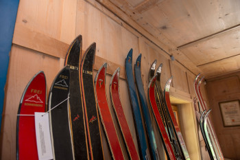 Alte Ski im Skimuseum