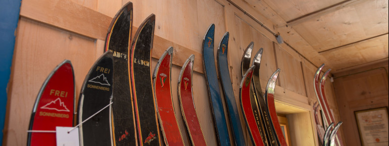 Alte Ski im Skimuseum