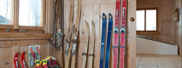 Die ersten Skiexponate, die ausgestellt werden, stammen aus dem Jahr 1895.