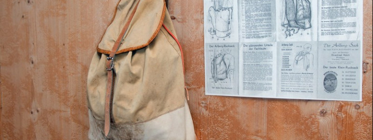 Neben den Brettern selbst werden auch weitere Utensilien, die zum Wintersport benutzt wurden, ausgestellt.