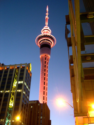 Nachts erstrahlt der Turm in unterschiedlichen Farben.