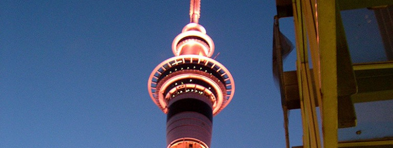 Nachts erstrahlt der Turm in unterschiedlichen Farben.