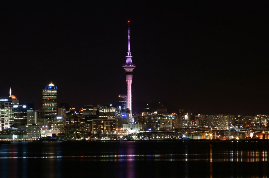 Auckland City mit Skytower von Stanley Point aus bei Nacht Postcard Neuseeland 