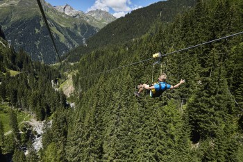 Ein Highlight im Sommer wie im Winter - 50m über dem Boden hängend können Besucher an einem Drahtseil über eine Strecke von 2km ins Tal gleiten.