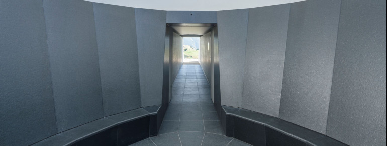 Auf der Rundbank können Gäste die Lichtinstallation auf sich wirken lassen.