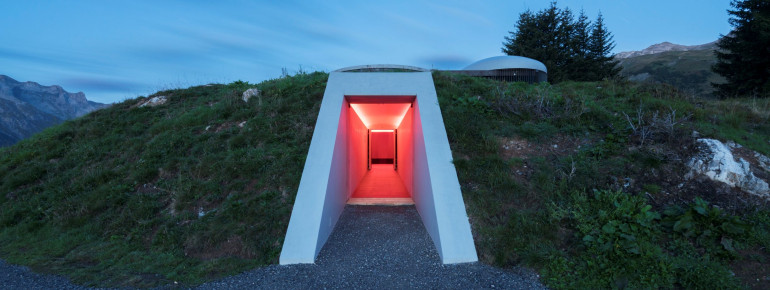 Ein 15 Meter langer Tunnel führt in das Kunstwerk.