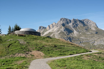 Der Skyspace Lech liegt inmitten der Alpen in Arlberg.