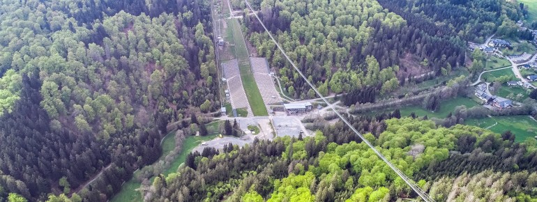 Die Hängebrücke verläuft parallel zur der bekannten Skisprungschanze.