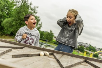 Attraktionen wie eine Holzkugelbahn warten auf dich am Erlebnisberg.