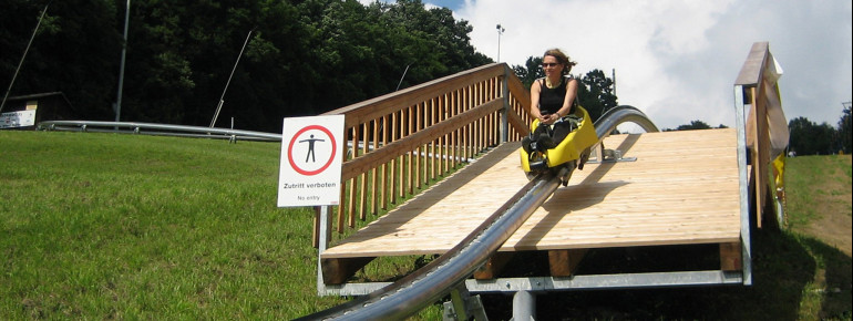 Mit dem "Erlebnis-Jump" über die Holzbrücke macht die Abfahrt noch mehr Spaß.