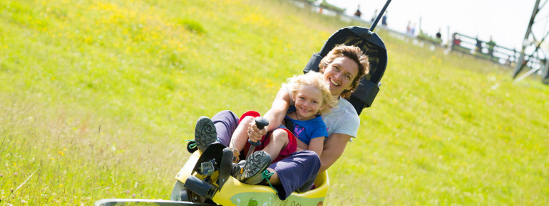 Die Asitz-Kanbinenbahn bringt dich bequem zum Start der Sommerrodelbahn.