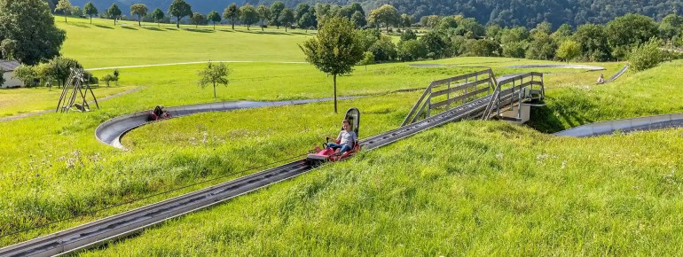 Wer möchte, kann mit bis zu 40 km/h ins Tal sausen.