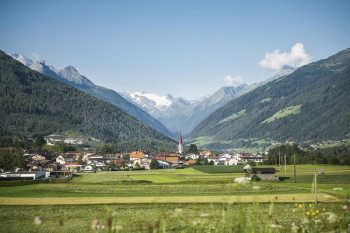 Der Ort Mieders liegt idyllisch im Tiroler Stubaital.