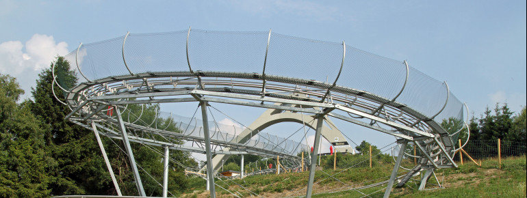 Kurven und Kreisel sorgen für Nervenkitzel auf der neuen Sommerrodelbahn in Winterberg.