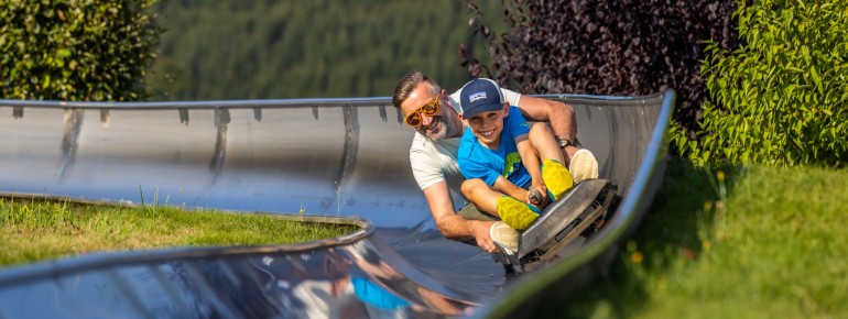 Die Sommerrodelbahn in Willingen kann man allein oder zu zweit hinunter rasen.