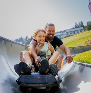 Kinder bis acht Jahren dürfen gemeinsam mit einem Erwachsenen rodeln.