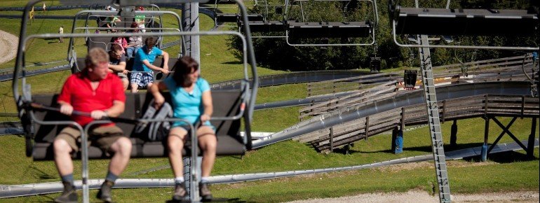 Der 4er Sessellift der Bergbahnen Zahmer Kaiser befördert die Besucher zum Start der Sommerrodelbahn.