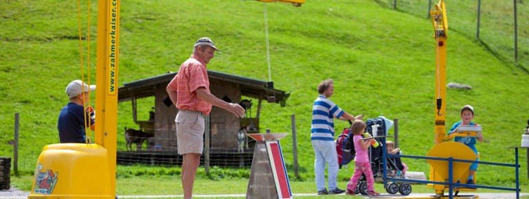 Der Spielpark, der sich direkt an der Talstation des 4er Sessellifts befindet, bietet viele Attraktionen. Hier können sich Groß und Klein am Baukran ausprobieren oder das Tiergehege besichtigen.