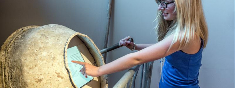 An mehreren Stationen beschäftigst du dich mit dem Thema Häuserbauen und darfst sogar selbstständig Beton mischen.