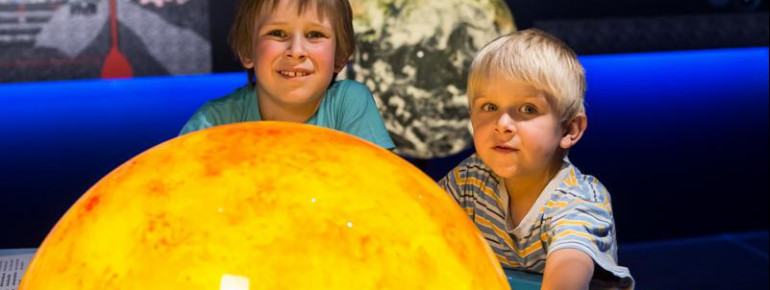 Die Sonne ist als zentraler Punkt der Ausstellung fast überall zu finden.