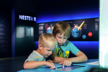 In jeder Zeitzone gibt es interaktive Stationen, an denen Kids und Erwachsene selbst aktiv werden können.