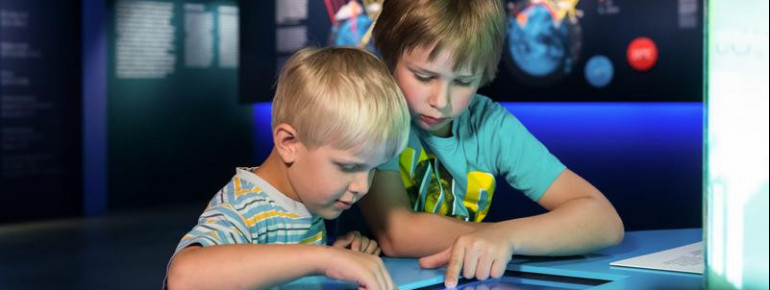 In jeder Zeitzone gibt es interaktive Stationen, an denen Kids und Erwachsene selbst aktiv werden können.