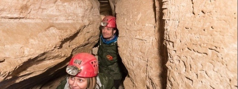 Auf schmalen Pfaden geht es durch die Höhle