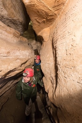 Auf schmalen Pfaden geht es durch die Höhle