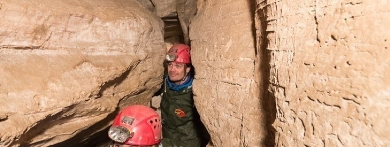 Auf schmalen Pfaden geht es durch die Höhle