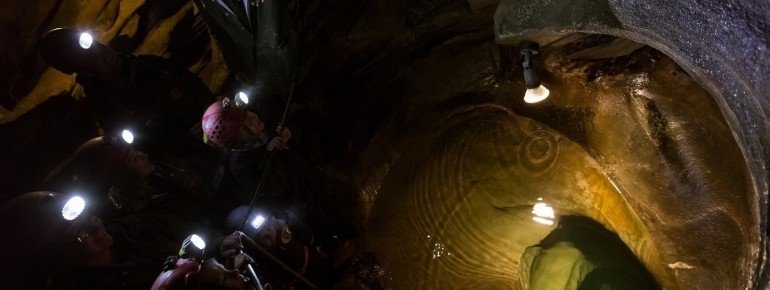 Mit Stirnlampen durch die Gänge
