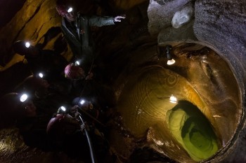 Mit Stirnlampen durch die Gänge