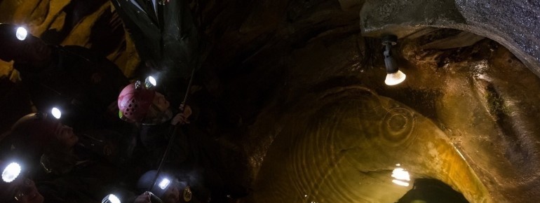 Mit Stirnlampen durch die Gänge