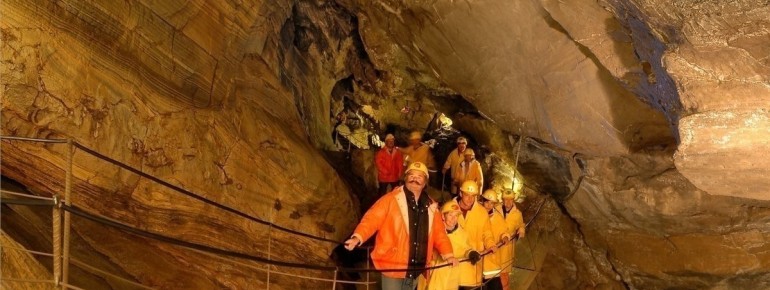 Der Bergführer bringt die Gruppe zu schmalen Steigen