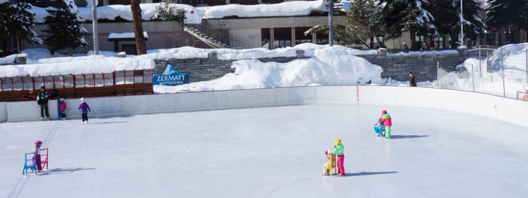 Beim Eislaufen im Winter hat die ganze Familie Spaß