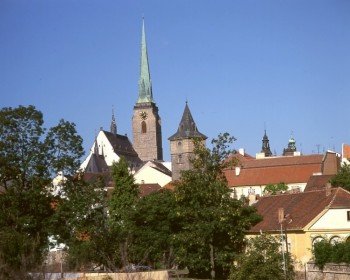 Der Turm der Kathedrale ragt hoch über den Dächern der Stadt