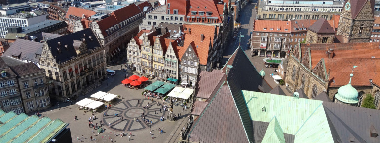 Vom Turm hast du einen tollen Blick auf den Marktplatz.