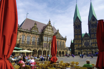 Der Dom befindet sich am Marktplatz in Bremen neben dem historischen Rathaus.