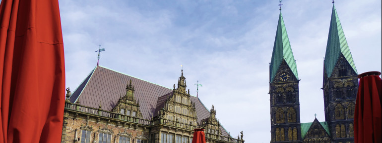 Der Dom befindet sich am Marktplatz in Bremen neben dem historischen Rathaus.