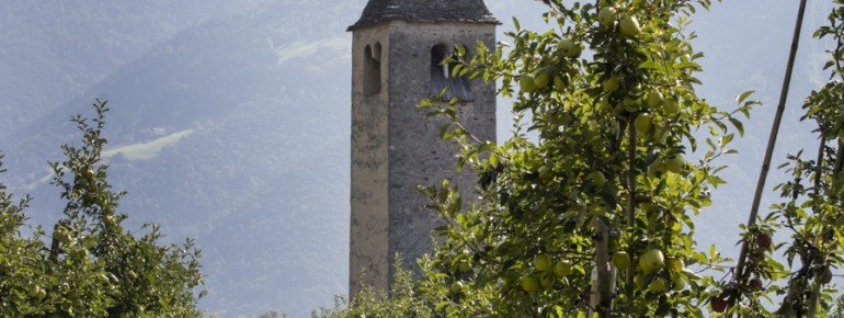 Die wunderschöne St. Prokulus Kirche in Mitten von Apfelplantagen.